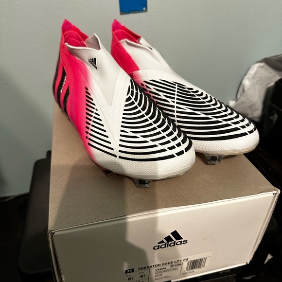 ADIDAS PREDATOR CLEATS WHITE AND PINK SIZE 8.5 - Picture 2 of 7